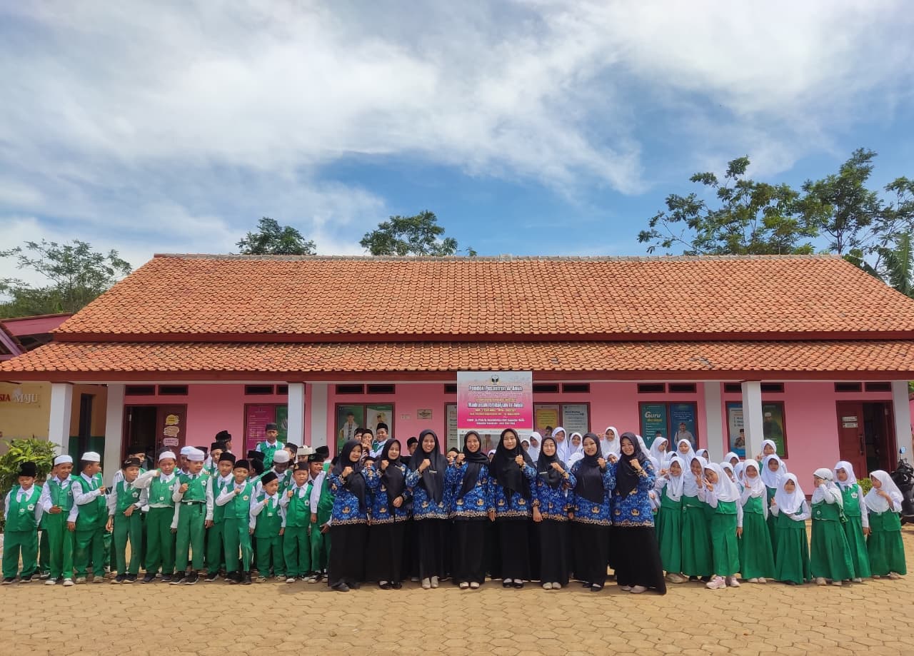 Kegiatan santri Pondok Pesantren Al-Amin