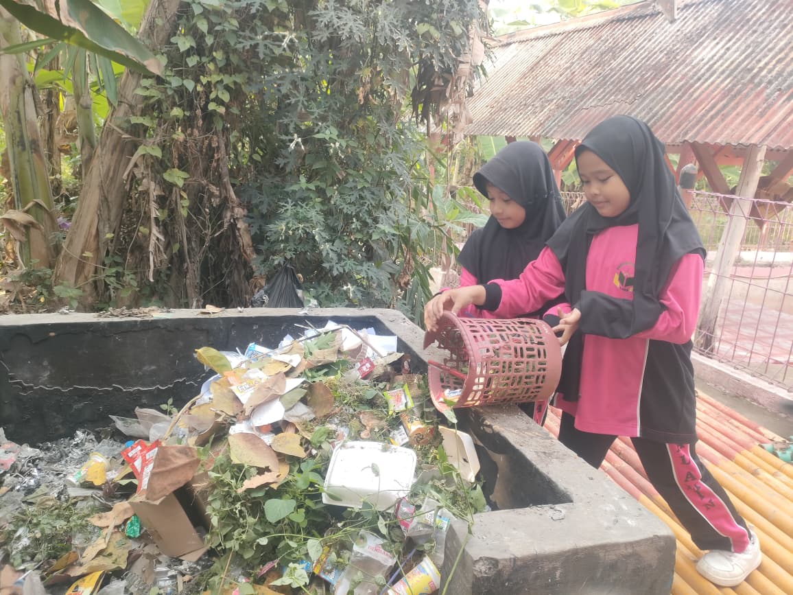 Bersih, Sehat, Berprestasi: Seluruh Murid MI Al-Amin Gelar NGOSREK di Lingkungan Madrasah